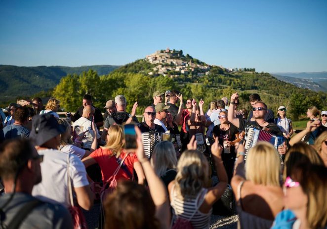 Kroz vinograde do najboljih okusa Motovuna: Teran Wine & Walk okupio gotovo 750 sudionika