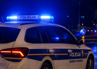 Višestruki prometni prekršitelj automobilom nasrnuo na policajca